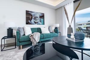 INF42M- Modern city apartment, families only