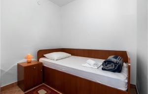 1 Bedroom Cozy Apartment In Novi Vinodolski