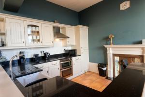 The Regency - Sea views and a modern art deco style interior