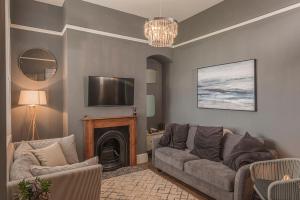 Coastal Cottage: Charming three bedroom cottage with private garden