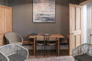 Coastal Cottage: Charming three bedroom cottage with private garden