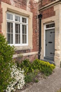 Coastal Cottage: Charming three bedroom cottage with private garden