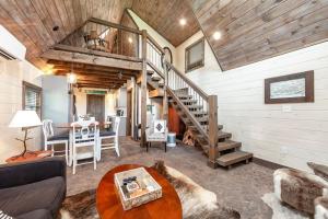 Romantic A-frame Private HotTub Firepit NearGSMNP