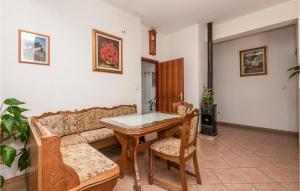 Stunning Apartment In Makarska With 3 Bedrooms And Wifi