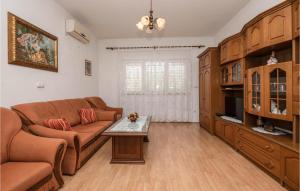 Stunning Apartment In Makarska With 3 Bedrooms And Wifi