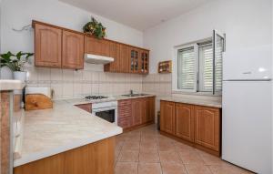 Three-Bedroom Apartment In Makarska