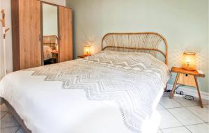 Maisons de vacances Pet Friendly Home In Colonzelle With Outdoor Swimming Pool : photos des chambres