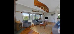 3 Bedroom Lakeview Cottage with DryingBike Room