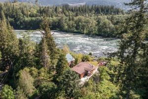 Riverfront Paradise w Hot Tub--Little River House
