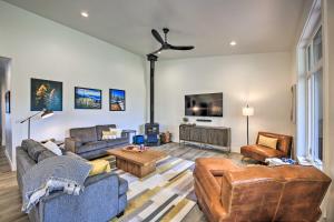 Elegant Priest Lake Townhome about 1 Mi From Lake