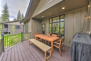Elegant Priest Lake Townhome about 1 Mi From Lake