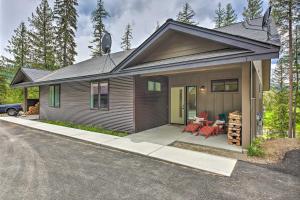 Elegant Priest Lake Townhome about 1 Mi From Lake