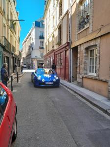 Avec JARDINET sans vis à vis Plein centre ville au RDC 350m de la plage