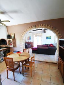 Maisons de vacances Rez de chaussee de maison 2 chambres, piscine privee : photos des chambres