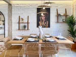 Amplio y moderno apartamento con tarima refrescante by Staynnapartments