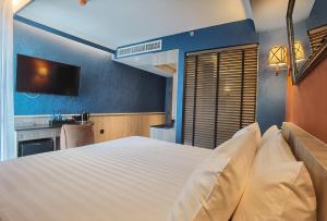 1st Class Coach - Double bed room in The Coach Boutique Hotel Sukhumvit 14 Bangkok by Compass Hospitality