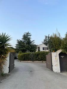 Maisons de vacances Rez de chaussee de maison 2 chambres, piscine privee : photos des chambres