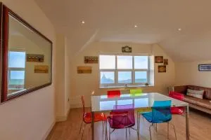 Victoria Parade: Perfect family apartment over looking Viking Bay, stones throw from the beach and town - رامسغات