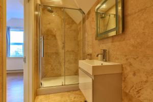 Victoria Parade: Perfect family apartment over looking Viking Bay, stones throw from the beach and town