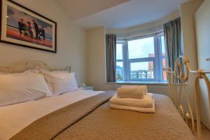 Victoria Parade: Perfect family apartment over looking Viking Bay, stones throw from the beach and town