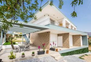 Alia Comfort Style Studios