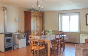 Maisons de vacances Nice home in Trambly with 2 Bedrooms and WiFi : photos des chambres