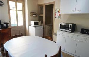 Maisons de vacances Nice home in Trambly with 2 Bedrooms and WiFi : photos des chambres