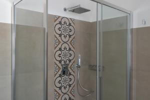 Zimmer mit Queensize-Bett und Poolblick