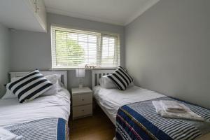 Immaculate Gower Getaway with Pool & Facilities