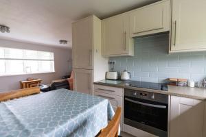 Immaculate Gower Getaway with Pool & Facilities