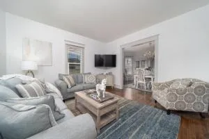 Relax at this charming and cozy downtown retreat - Fruitvale