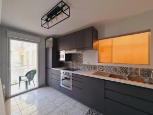 Appartement spacieux, centre ville, 2 chambres, parking, proche toutes commodités - FR-1-485-122