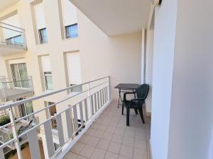 Appartement spacieux, centre ville, 2 chambres, parking, proche toutes commodités - FR-1-485-122