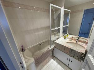 Bel appartement T2 à deux pas des plages, avec parking et garage - FR-1-474-212
