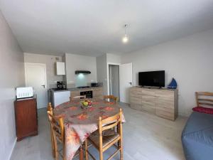 Appartement rénové 2 pièces, terrasse, parking privé, proche plage et commerces - FR-1-224C-192