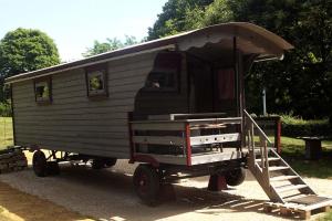 Tentes de luxe Belle Roulotte unique en pleine campagne Au Jardin de la Vouivre : photos des chambres