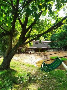 Tentes de luxe Belle Roulotte unique en pleine campagne Au Jardin de la Vouivre : photos des chambres