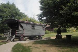 Tentes de luxe Belle Roulotte unique en pleine campagne Au Jardin de la Vouivre : photos des chambres