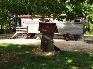 Tentes de luxe Belle Roulotte unique en pleine campagne Au Jardin de la Vouivre : photos des chambres