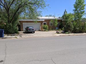 Studio apartment 15 minute walk to plaza