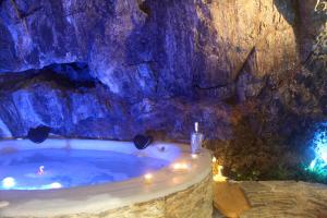 Appartements The Ginkgo Collioure : Amazing Private Jacuzzi built in Rock, 20m from the Beach, A/C, WiFi, Patio... : photos des chambres