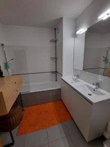 Maisons de vacances Maison avec jardin : photos des chambres