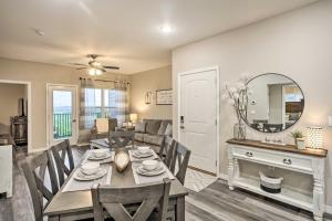 4 Mi to Silver Dollar City: Chic Branson Retreat!