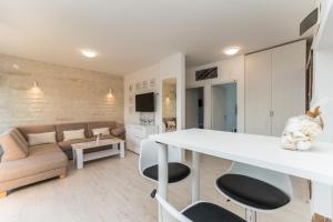 White Jasmine, sea view penthouse for 8 