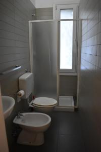 Camera Standard Doppia con Letti Singoli con Bagno in Comune