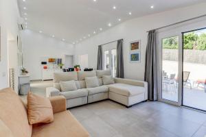 Villa Zaragoza by Villa Plus