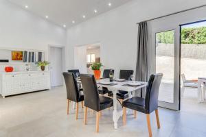 Villa Zaragoza by Villa Plus