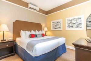 King Room with Balcony room in Inn at Diamond Cove