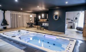 Maisons de vacances Au domaine des anges Gites avec Jacuzzi privatif dans la chambre : photos des chambres