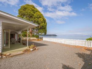 Lake Edge Cottage - Waitahanui Holiday Home